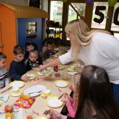 Zur Feier des Tages dürfen die Kinder ausnahmsweise Apfelschorle trinken und Schokoladenaufstrich aufs Brötchen essen.