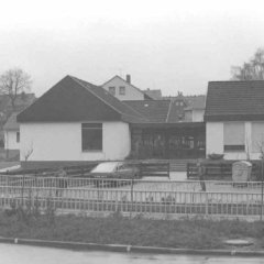 Grundsteinlegung unter dem damaligen Bürgermeister Walter Knoche (l.) am 24. April 1975.