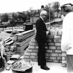 Grundsteinlegung unter dem damaligen Bürgermeister Walter Knoche (l.) am 24. April 1975.