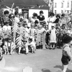 Aufführung der Kinder während eines Sommerfestes.