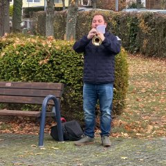 Andreas Dengel sorgte auf allen drei Friedhöfen für angemessene Musikstücke zum Gedenktag.