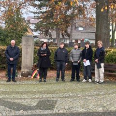 Pfarrerin Andrea Fugmann-Szugfill sprach ein Gebet gemeinsam mit den Konfirmanden Vincent, Lasse, Leonard und Robin.