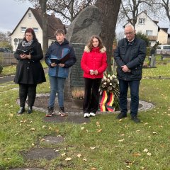 Das Totengedenken auf dem Friedhof Ochshausen verlas Bürgermeister Uwe Jäger. Pfarrerin Andrea Fugmann-Szugfill sprach gemeinsam mit der Konfirmandin Jolina und dem Konfirmanden Ansgar, ein Gebet.