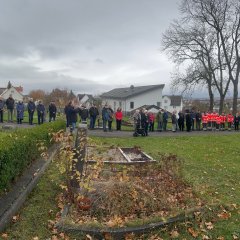 Die Teilnehmerinnen und Teilnehmer auf dem Friedhof Ochshausen.
