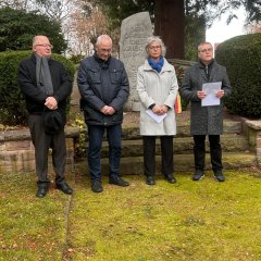 Auf dem Friedhof in Vollmarshausen gedachten Gemeindevertretervorsitzender Norbert Thiele (r.) gemeinsam mit Dieter Eckert vom Sozialverband VdK Hessen, Ortsverband Vollmarshausen (l.) und Pfarrerin Kerstin Grenzebach sowie Bürgermeister Uwe Jäger (2.v.l.) den Opfern von Krieg und Gewalt.