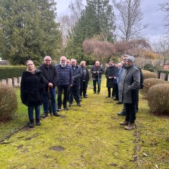 Die Teilnehmerinnen und Teilnehmer auf dem Friedhof Vollmarshausen.