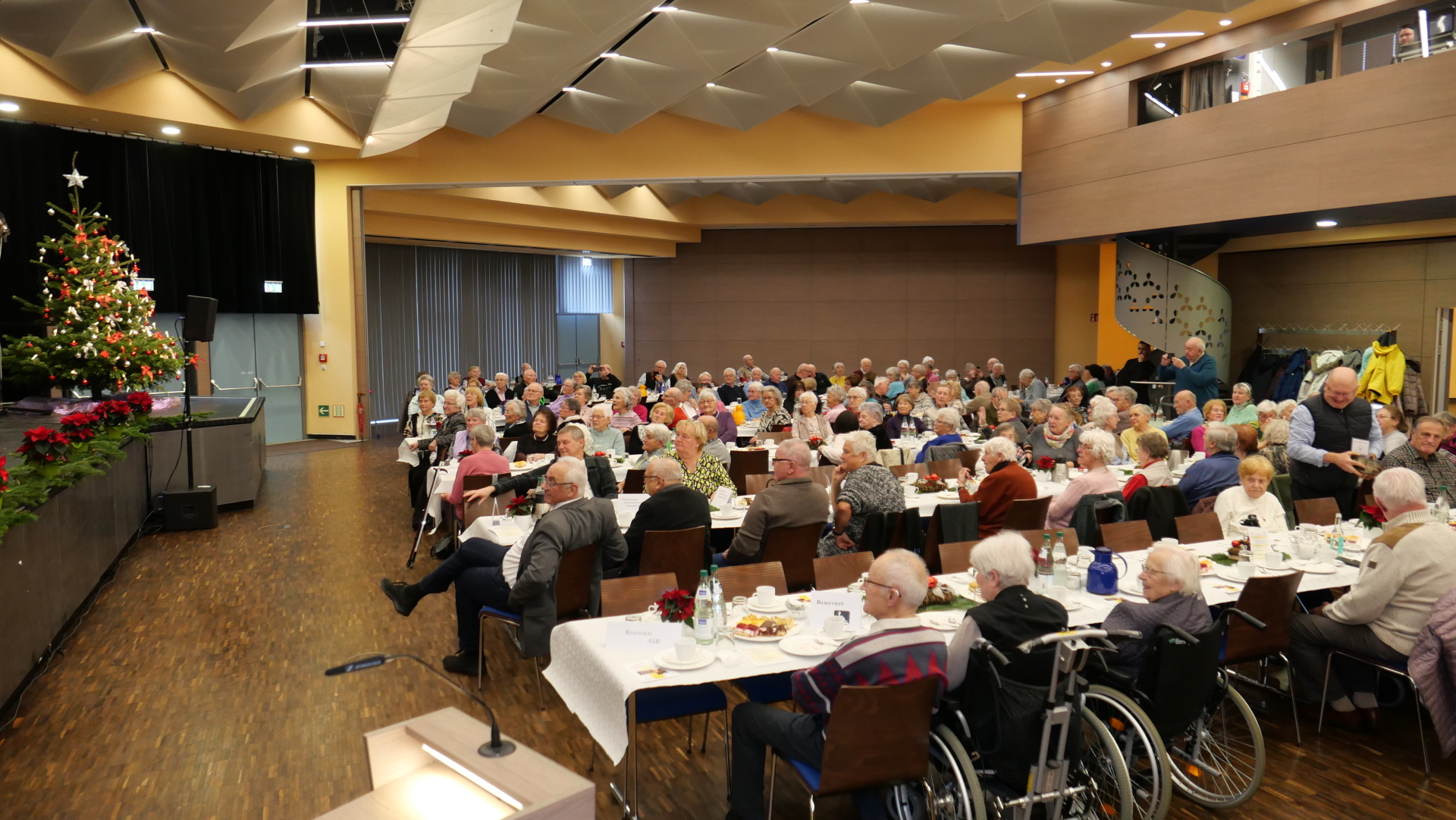 Rund 250 Seniorinnen und Senioren trafen sich am 30. November bei Kaffee und Kuchen zur diesjährigen Senioren-Weihnachtsfeier im Bürgerhaus. Rund 250 Seniorinnen und Senioren trafen sich am 30. November bei Kaffee und Kuchen zur diesjährigen Senioren-Weihnachtsfeier im Bürgerhaus.