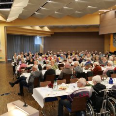 Rund 250 Seniorinnen und Senioren trafen sich am 30. November bei Kaffee und Kuchen zur diesjährigen Senioren-Weihnachtsfeier im Bürgerhaus.
