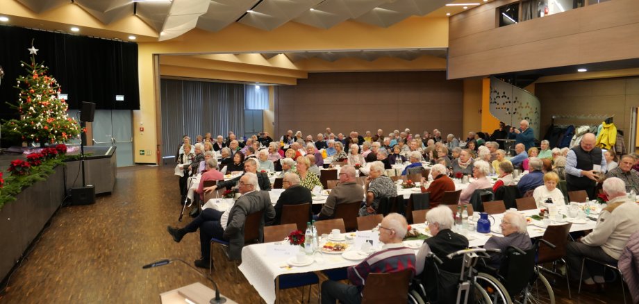 Rund 250 Seniorinnen und Senioren trafen sich am 30. November bei Kaffee und Kuchen zur diesjährigen Senioren-Weihnachtsfeier im Bürgerhaus. Rund 250 Seniorinnen und Senioren trafen sich am 30. November bei Kaffee und Kuchen zur diesjährigen Senioren-Weihnachtsfeier im Bürgerhaus.