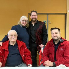 Den Sanitätsdienst versahen (v.l.n.r.): Hans-Hermann Becker, Petra Karasek und Michael Bartel vom DRK Ortsverein Lohfelden. Oben im Bild zu sehen der Alleinunterhalter des Nachmittages Kevin Müller.