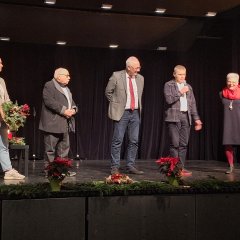 Seniorenbeiratsvorsitzender Karl Schäffer (2.v.l.) begrüßte gemeinsam mit Vorsitzender der AWO Ortsverein Lohfelden, Karin Kuhn (r.), Bürgermeister Uwe Jäger (M.), Gemeindevertretervorsitzendem Norbert Thiele (2.v.r.) und Seniorenbeauftragter Katharina Schaub (l.) die zahlreichen Gäste.