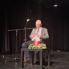 Bürgermeister Uwe Jäger las den Seniorinnen und Senioren eine humorvolle Weihnachtsgeschichte vor. 
