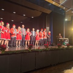 Die Akteurinnen und Akteure des Nachmittages verabschiedeten sich von den Gästen mit einem weihnachtlichen Abschiedslied.