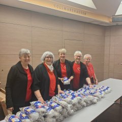 Die Mitglieder der AWO Ortsverein Lohfelden verteilten nach der Feier wieder die von der AWO gesponserten Weihnachtsstollen an die Gäste.