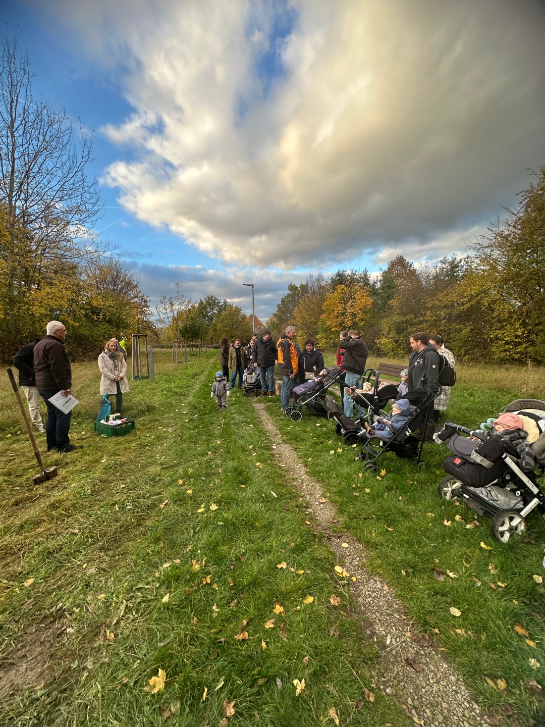 Auch in diesem Jahr sind wieder allerhand Lohfeldenerinnen und Lohfeldener zur Pflanzung des mittlerweile achten „Geburtsapfelbaums“ am 30.10. in der „Grünen Mitte“ vorbeigekommen. Auch in diesem Jahr sind wieder allerhand Lohfeldenerinnen und Lohfeldener zur Pflanzung des mittlerweile achten „Geburtsapfelbaums“ am 30.10. in der „Grünen Mitte“ vorbeigekommen.