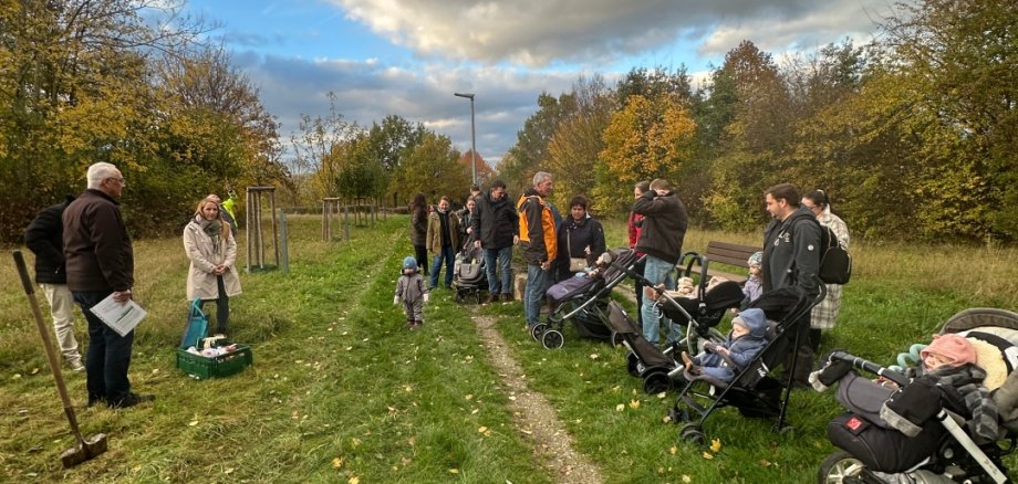 Auch in diesem Jahr sind wieder allerhand Lohfeldenerinnen und Lohfeldener zur Pflanzung des mittlerweile achten „Geburtsapfelbaums“ am 30.10. in der „Grünen Mitte“ vorbeigekommen.