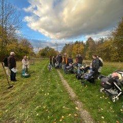 Auch in diesem Jahr sind wieder allerhand Lohfeldenerinnen und Lohfeldener zur Pflanzung des mittlerweile achten „Geburtsapfelbaums“ am 30.10. in der „Grünen Mitte“ vorbeigekommen.