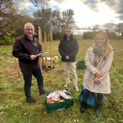 Bürgermeister Uwe Jäger (l.) begrüßt die Gäste. Rechts daneben die zuständige Mitarbeiter im Rathaus Danica Wurmbach und der Auszubildende Maximilian Roß.