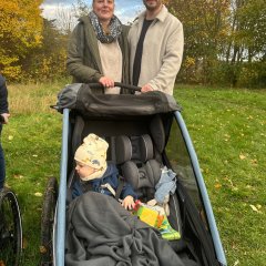 Lea und Steven Mertens brachten für Sohn Paul das Kärtchen am Apfelbaum an.