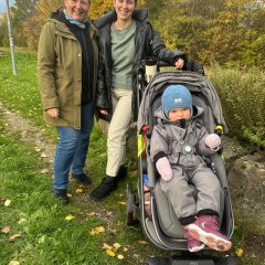 Verena Krupa war mit Tochter Klara zur Apfelbaumpflanzung gekommen. Oma Ute Jäger freut sich mit den beiden.