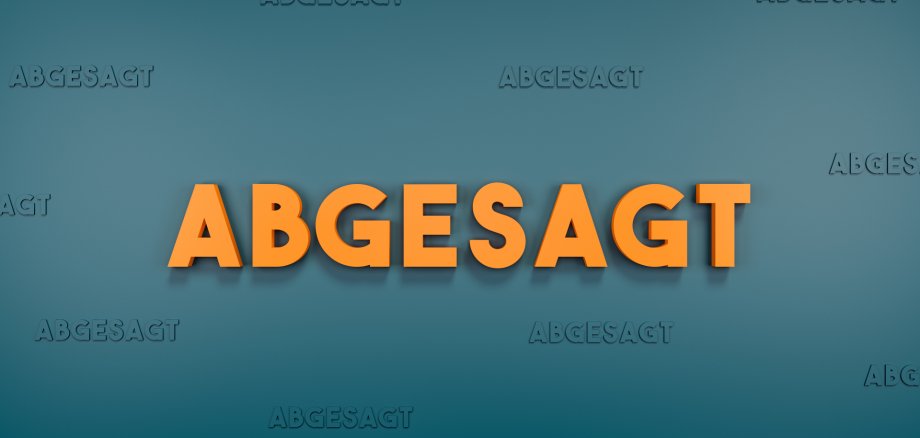 Abgesagt (cancelled) – Banner in Blaugrün mit orangefarbenem Text und demselben Wort kleiner in Blaugrün um den Haupttext herum. Buchstaben in 3D.