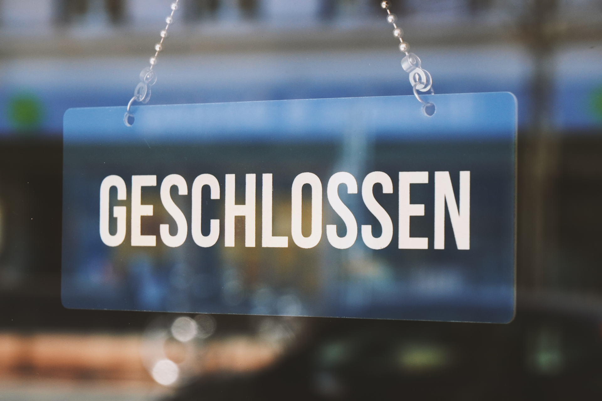 Schild „geschlossen“ – „closed“ auf Deutsch – Konzept zur Wirtschaftskrise oder Geschäftsaufgabe