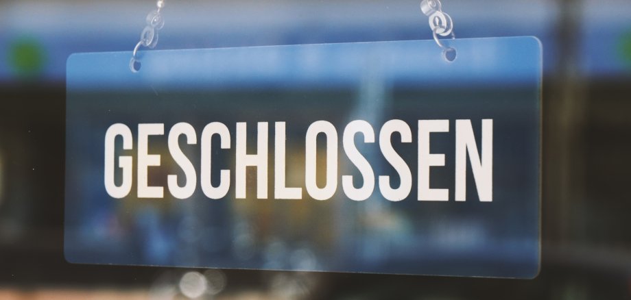 Schild „geschlossen“ – „closed“ auf Deutsch – Konzept zur Wirtschaftskrise oder Geschäftsaufgabe