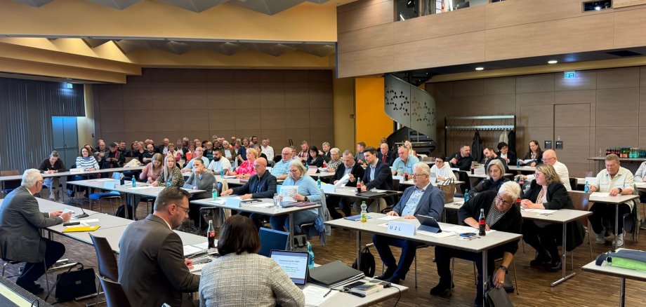 Die neuen Gemeindevertreterinnen und Gemeindevertreter zu Beginn der „Konstituierenden Sitzung“ am 23. April 2026 im Bürgerhaus Lohfelden.