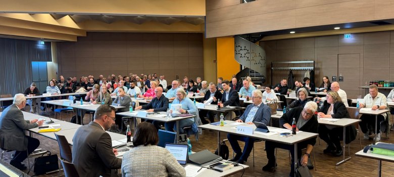 Die neuen Gemeindevertreterinnen und Gemeindevertreter zu Beginn der „Konstituierenden Sitzung“ am 23. April 2026 im Bürgerhaus Lohfelden.