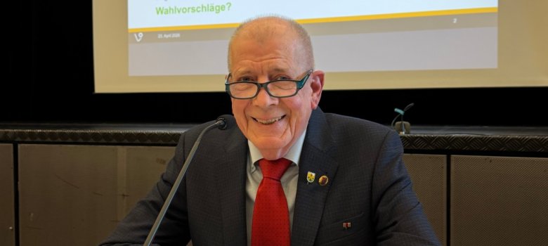 Eröffnet wurde die Sitzung von Bürgermeister Uwe Jäger, danach übernahm der dienstälteste Gemeindevertreter mit 33 Jahren, Bernd Hirdes.