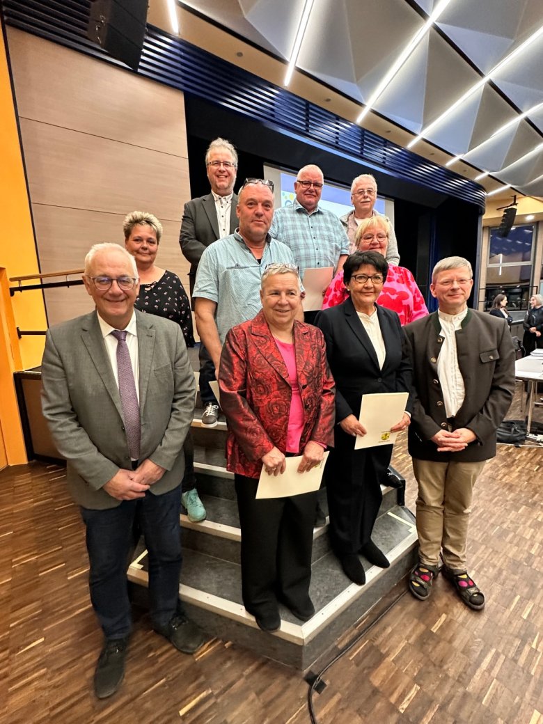 Der neue Gemeindevorstand:
Vordere Reihe v.l.: Bürgermeister Uwe Jäger, Ursula Sturm und Erste Beigeordnete Bärbel Fehr mit dem neuen Gemeindevertretervorsitzenden Tobias Geismann,
Mittlere Reihe v.l.: Indre Wittig-Mengel, Jost Gundelach und Silvia Eckel,
Hintere Reihe v.l.: Thorsten Schramm, Armin Brethauer und Werner Seybold.