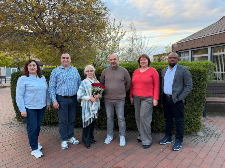 Der neue Ausländerbeirat der Gemeinde Lohfelden, v.l.n.r.  Nicoleta Georgescu, Andrei Rau, Lubov Zufall Korsakowa (Vorsitzende), Salih Göktan, Alla Cherednichenko und Friday Aigbomian. Auf dem Foto fehlt Edita Basha.