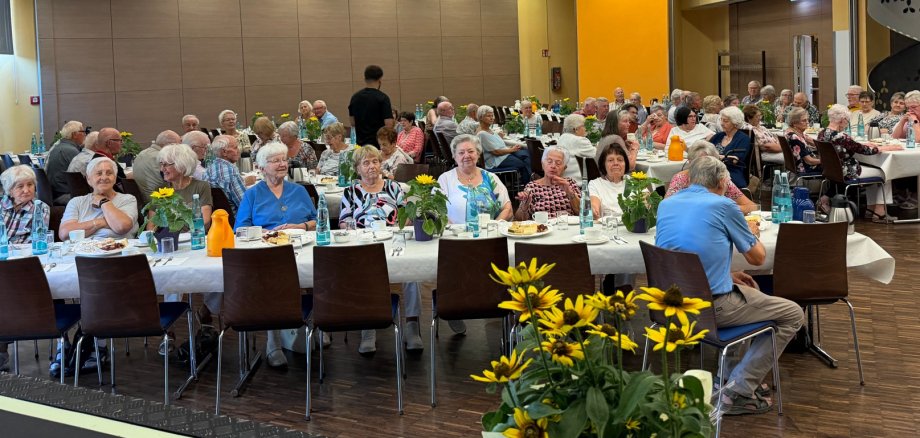 Seniorinnen und Senioren beim Schnuddelnachmittag im Bürgerhaus Lohfelden Seniorinnen und Senioren sitzen gemütlich beim Schnuddelnachmittag im Bürgerhaus Lohfelden zusammen