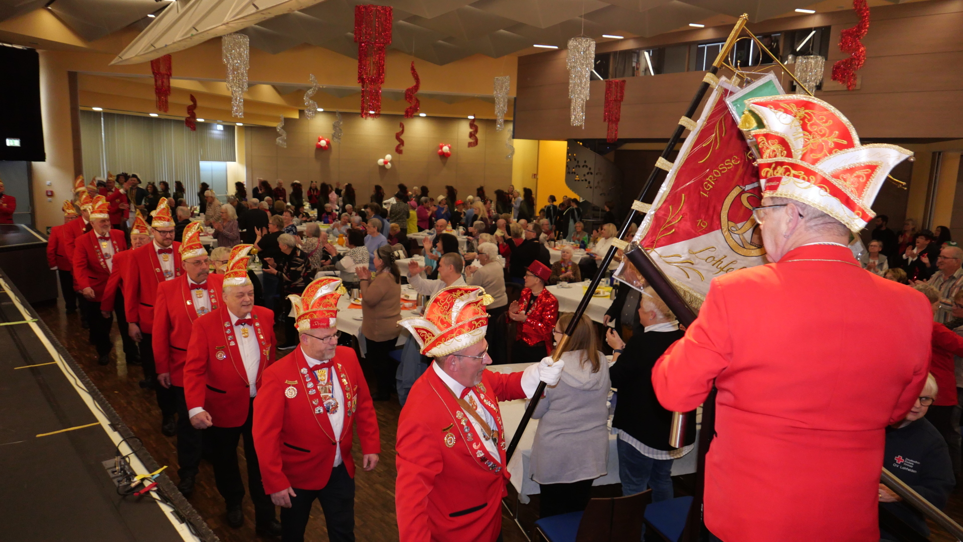 Mit viel Applaus und strahlenden Gesichtern begrüßten rund 250 Gäste des Seniorenkarnevals am 1. Februar den farbenfrohen Einzug der Karnevalisten.