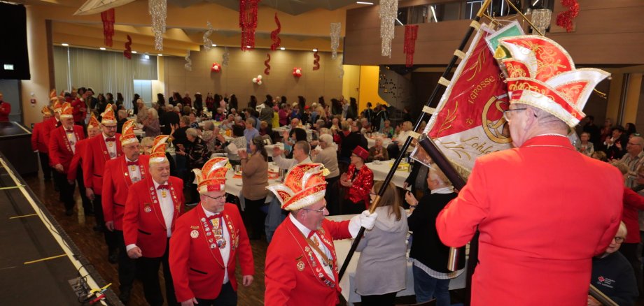 Mit viel Applaus und strahlenden Gesichtern begrüßten rund 250 Gäste des Seniorenkarnevals am 1. Februar den farbenfrohen Einzug der Karnevalisten.
