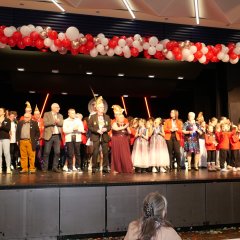 Zum großen Finale versammelten sich noch einmal alle Akteurinnen und Akteure auf der Bürgerhausbühne – und ein farbenfroher Konfettiregen setzte dem Nachmittag einen glänzenden Schlusspunkt.