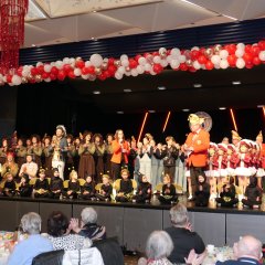 Die zahlreichen Akteure der Karnevalsgesellschaft rund um Sitzungspräsident Frank Altrogge versammelten sich zur Begrüßung auf der Bürgerhausbühne.