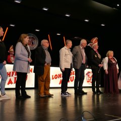 Der Vorsitzende des Seniorenbeirates, Karl Schäffer (4.v.l.), hieß die Gäste gemeinsam mit (v.l.n.r.) Moderatorin Theresa Altrogge, Seniorenbeauftragter Katharina Schaub, stellv. Vorsitzenden des Seniorenbeirates, Karin Schnell, Gemeindevertretervorsitzendem Norbert Thiele, Bürgermeister Uwe Jäger sowie dem Prinzenpaar, den Kinderprinzessinnen und Sitzungspräsident, Frank Altrogge, herzlich willkommen.