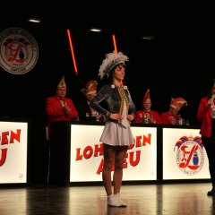 Das Tanzmariechen Annastasia Domjanic stellte ihr tänzerisches und akrobatisches Können unter Beweis und wurde von Theresa Altrogge, die gekonnt durch den Nachmittag führte, den Gästen vorgestellt.