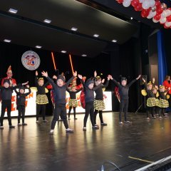 Die quirligen Lohflöhe begeisterten als „Insekten auf der Blumenwiese“ die Gäste.