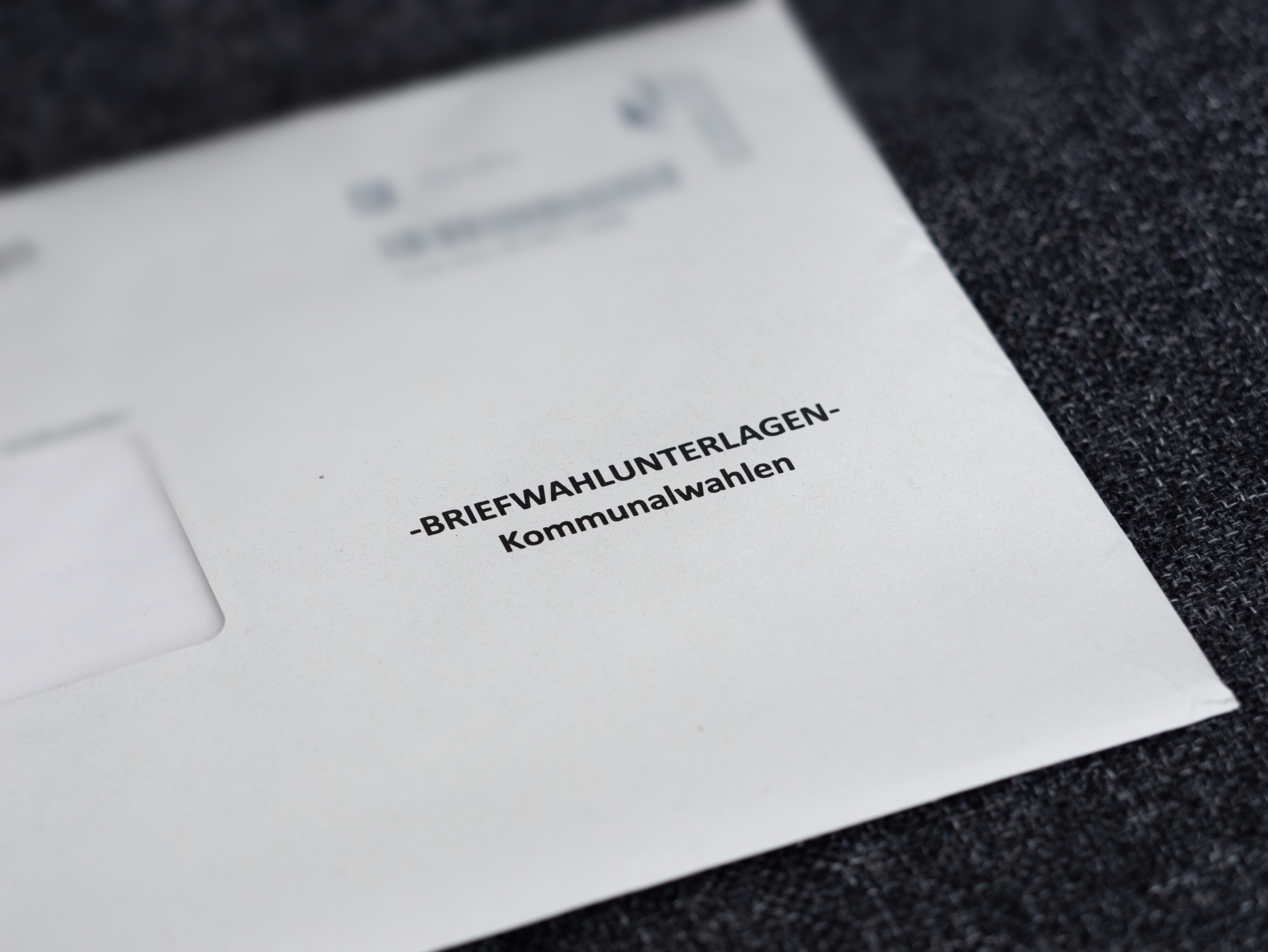 Briefwahl Briefwahlunterlagen Kommunalwahlen (Wahlunterlagen für die Briefwahl bei Kommunalwahlen). Briefumschlag mit dem Stimmzettel und einer Anleitung in einem Bundesland in Deutschland. Nahaufnahme des Objekts.