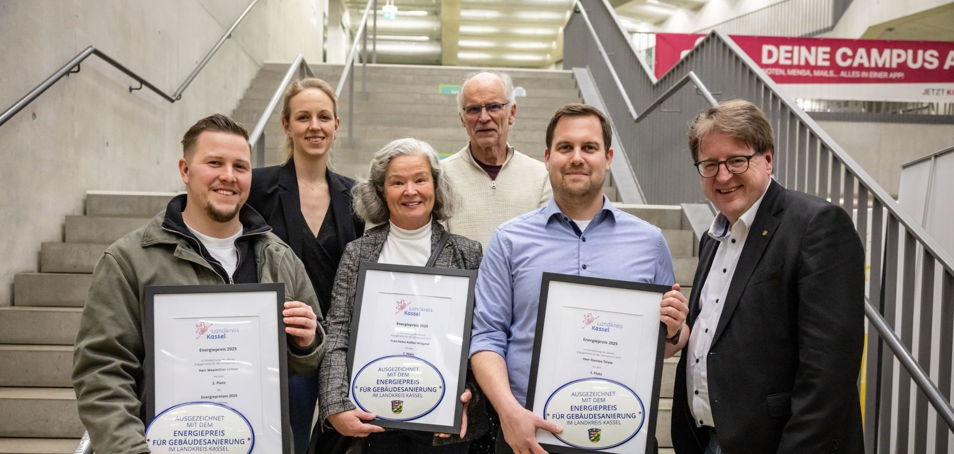 Klimaschutzmanagerin Merle-Theresa Bartling (2. v.li.) gemeinsam mit Umweltdezernent Thomas Ackermann (re.) und den Gewinnern des diesjährigen Energiepreises (v.li.): Maximilian Linsau (2. Platz), Heike Keßler-Wiegand (1. Platz) gemeinsam mit ihrem Ehemann Dieter Wiegand, Hannes Thiele (3. Platz). Klimaschutzmanagerin Merle-Theresa Bartling (2. v.li.) gemeinsam mit Umweltdezernent Thomas Ackermann (re.) und den Gewinnern des diesjährigen Energiepreises (v.li.): Maximilian Linsau (2. Platz), Heike Keßler-Wiegand (1. Platz) gemeinsam mit ihrem Ehemann Dieter Wiegand, Hannes Thiele (3. Platz).