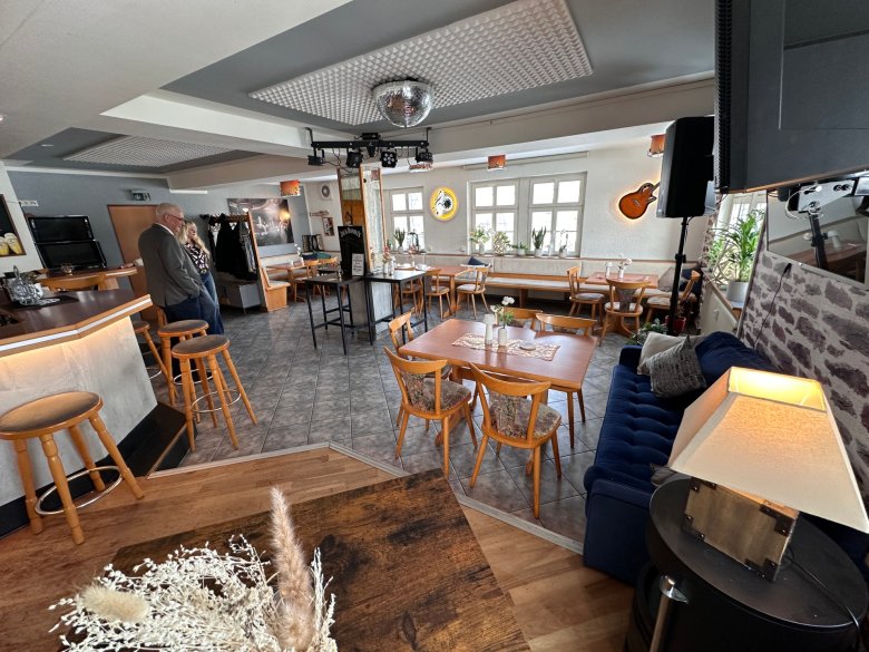 Blick in den liebevoll dekorierten Gastraum in der Brunnenstraße 13 in Lohfelden-Vollmarshausen.