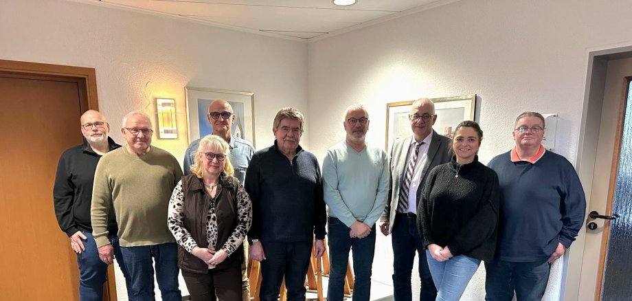 Die ehrenamtlichen Fahrer des Senioren-Einkaufsbusses während des Dankeschön-Kaffeetrinkens am 12.02. im Rathaus (v.l.n.r.): Markus Reubert (kürzlich ausgeschieden), Horst Bertram, Thomas Imgrund, Klaus Stephan, Jörg Seeger und Hilmar Bärthel gemeinsam mit Vorsitzender des DRK Ortsvereins Lohfelden, Petra Karasek (3.v.l.), Bürgermeister Uwe Jäger (3.v.r.) und Seniorenbeauftragter Katharina Schaub (2.v.r.).