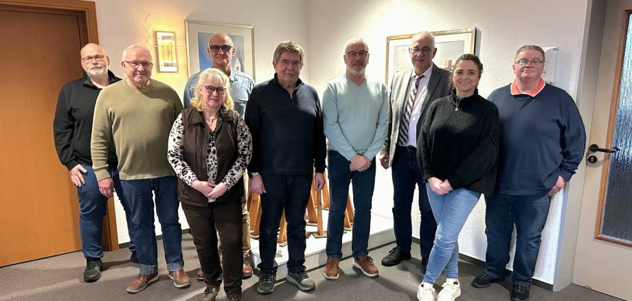 Die ehrenamtlichen Fahrer des Senioren-Einkaufsbusses während des Dankeschön-Kaffeetrinkens am 12.02. im Rathaus (v.l.n.r.): Markus Reubert (kürzlich ausgeschieden), Horst Bertram, Thomas Imgrund, Klaus Stephan, Jörg Seeger und Hilmar Bärthel gemeinsam mit Vorsitzender des DRK Ortsvereins Lohfelden, Petra Karasek (3.v.l.), Bürgermeister Uwe Jäger (3.v.r.) und Seniorenbeauftragter Katharina Schaub (2.v.r.).