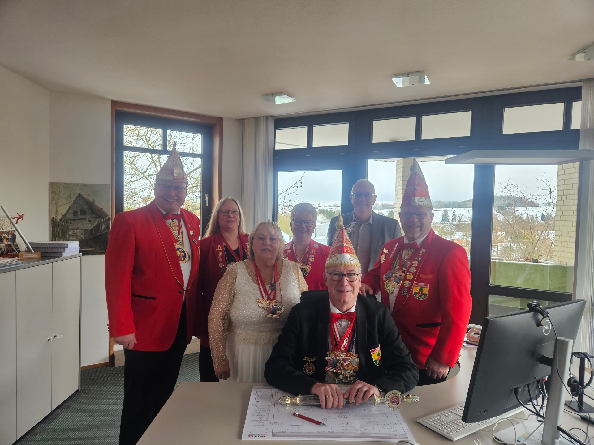 Vorsitzender der 1. Großen Karnevalsgesellschaft, Frank Altrogge (l.), besetzte am Rosenmontag gemeinsam mit (v.l.n.r.) 2. Kassiererin Meike Wollenhaupt, Karnevalsprinzessin Petra Nöth, die 1. vom Loh und deren Ehemann, Karnevalsprinz Frank Nöth, der 3. vom Loh, Schriftführerin Silvia Altrogge sowie 2. Vorsitzendem Sven Werner den Schreibtisch von Bürgermeister Uwe Jäger (2.v.r.) und übernahm die Amtsgeschäfte.