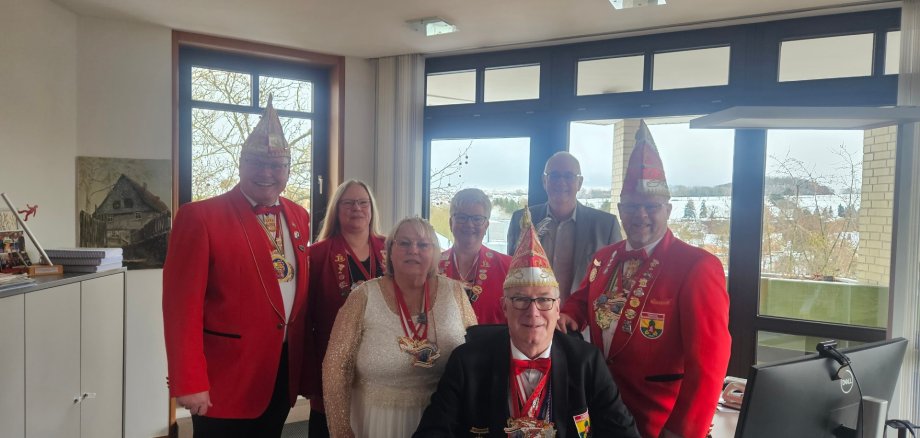 Vorsitzender der 1. Großen Karnevalsgesellschaft, Frank Altrogge (l.), besetzte am Rosenmontag gemeinsam mit (v.l.n.r.) 2. Kassiererin Meike Wollenhaupt, Karnevalsprinzessin Petra Nöth, die 1. vom Loh und deren Ehemann, Karnevalsprinz Frank Nöth, der 3. vom Loh, Schriftführerin Silvia Altrogge sowie 2. Vorsitzendem Sven Werner den Schreibtisch von Bürgermeister Uwe Jäger (2.v.r.) und übernahm die Amtsgeschäfte.