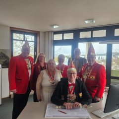 Vorsitzender der 1. Großen Karnevalsgesellschaft, Frank Altrogge (l.), besetzte am Rosenmontag gemeinsam mit (v.l.n.r.) 2. Kassiererin Meike Wollenhaupt, Karnevalsprinzessin Petra Nöth, die 1. vom Loh und deren Ehemann, Karnevalsprinz Frank Nöth, der 3. vom Loh, Schriftführerin Silvia Altrogge sowie 2. Vorsitzendem Sven Werner den Schreibtisch von Bürgermeister Uwe Jäger (2.v.r.) und übernahm die Amtsgeschäfte.