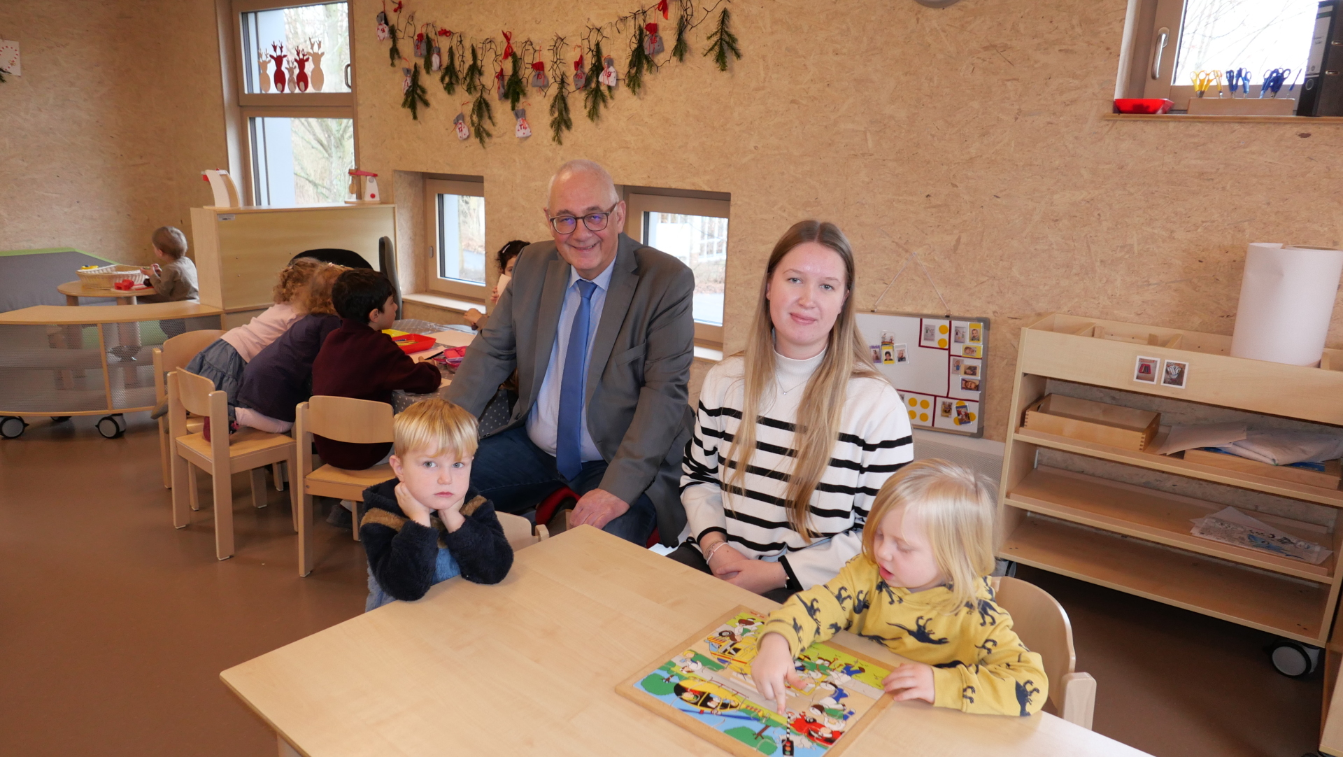 Berufspraktikantin Vanessa Arenhövel (r.) freute sich über den Besuch von Bürgermeister Uwe Jäger an ihrem Arbeitsplatz in der Kindertagesstätte „Lo-Hüpfer“ im Quellenweg.