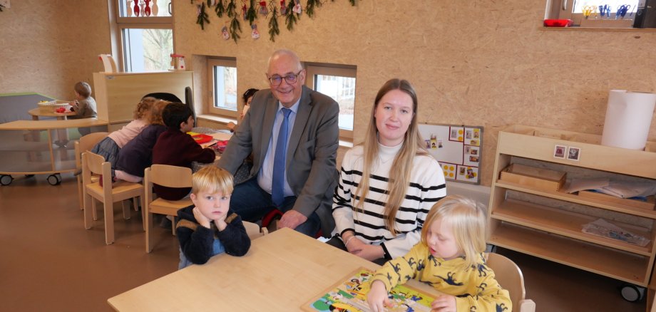 Berufspraktikantin Vanessa Arenhövel (r.) freute sich über den Besuch von Bürgermeister Uwe Jäger an ihrem Arbeitsplatz in der Kindertagesstätte „Lo-Hüpfer“ im Quellenweg. Berufspraktikantin Vanessa Arenhövel (r.) freute sich über den Besuch von Bürgermeister Uwe Jäger an ihrem Arbeitsplatz in der Kindertagesstätte „Lo-Hüpfer“ im Quellenweg.